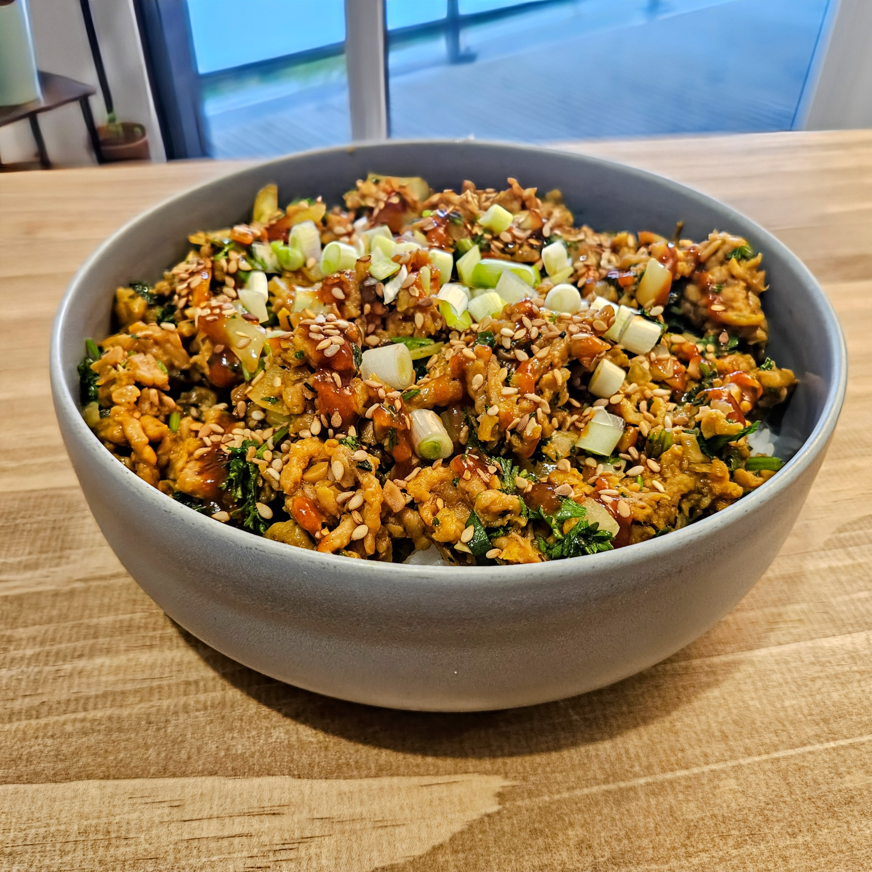 Bol de riz aux herbes et farce végétale